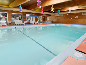 Days Inn & Suites Traverse City 04.[1]